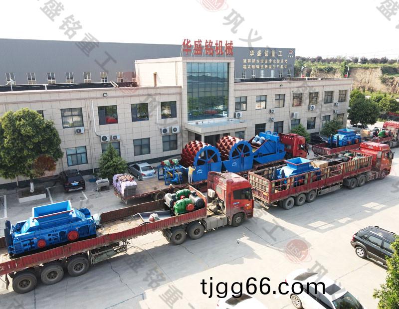 淛江對輥(gun)機(ji)生産(chan)現(xian)場(chang)