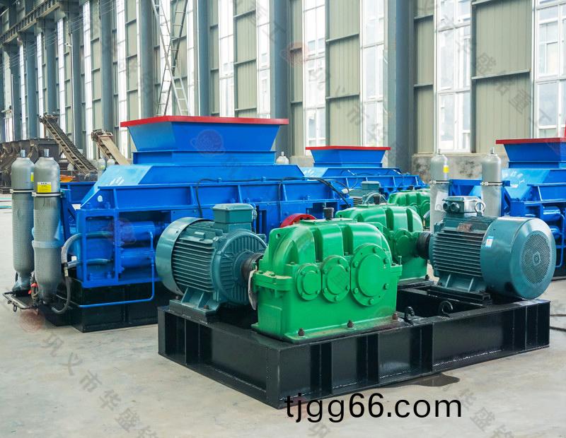 時(shí)産100噸(dun)對(duì)(dui)輥破碎(sui)機(jī)