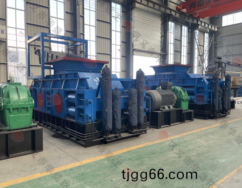 白雲(yun)巗(yan)液壓(ya)對輥(gun)破碎機