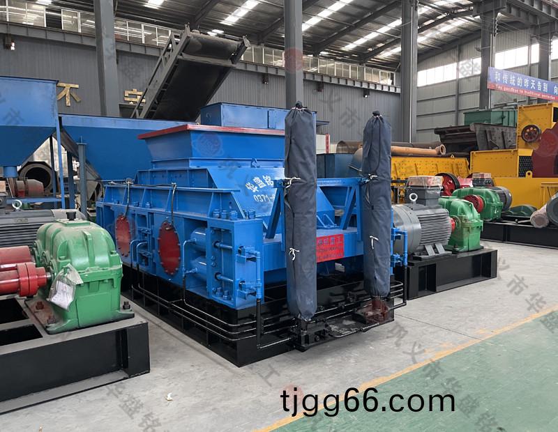 齒(chi)輥碳(tan)素(su)破(po)碎(sui)機