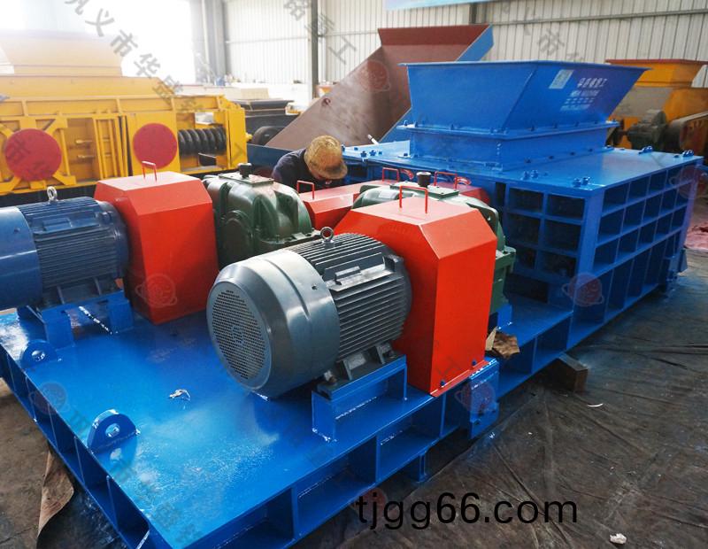 大型(xing)分(fen)級(jí)(ji)齒輥機(jī)