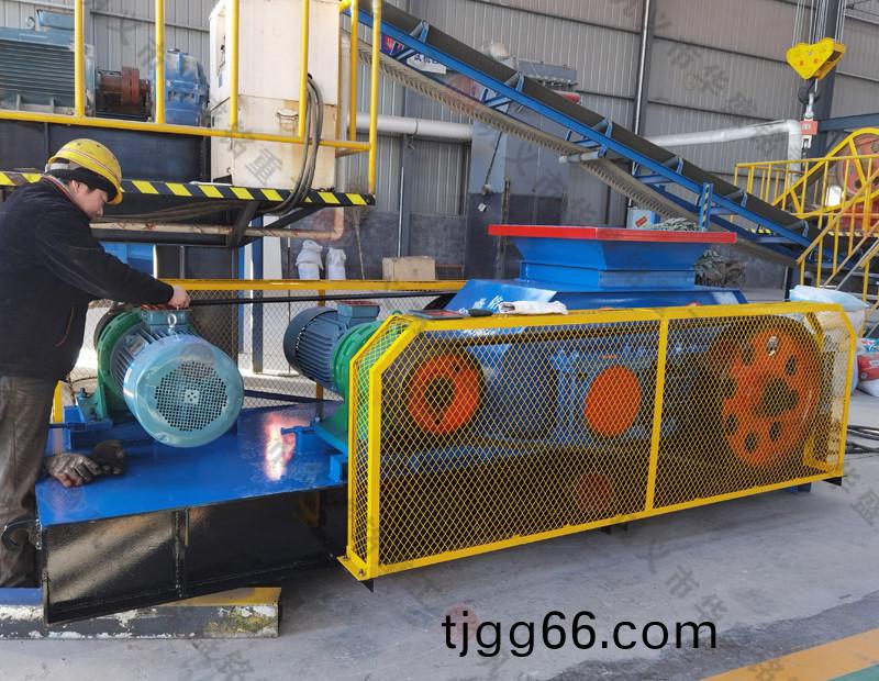 硬巗(yan)對(dui)輥製(zhi)砂機