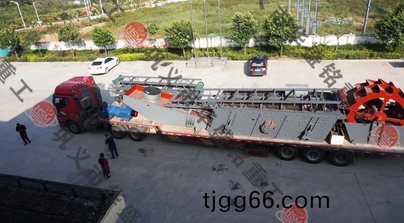 振(zhen)動篩沙機髮貨(huo)現(xian)場(chang)