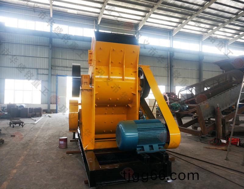 雙(shuang)級(jí)(ji)無(wu)篩底(di)破碎(sui)機(jī)