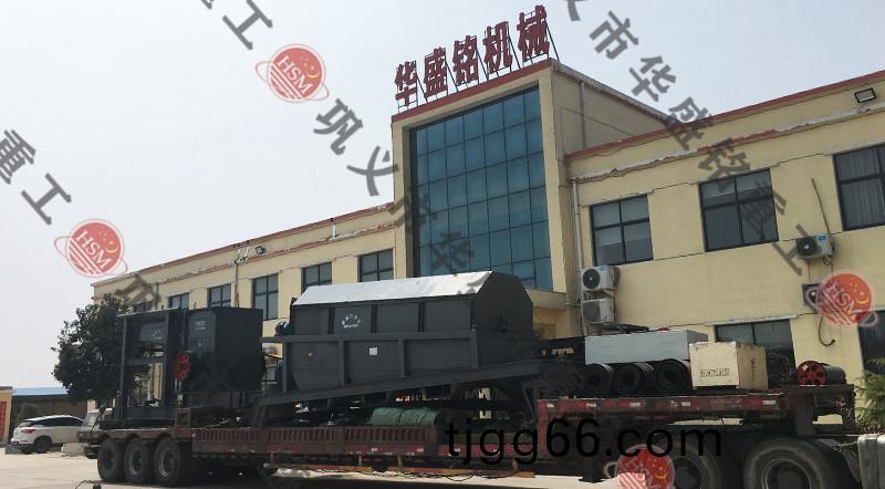 箱式重(zhong)鎚迻(yi)動破(po)碎(sui)站(zhan)髮(fa)貨(huo)現(xiàn)場(chang)