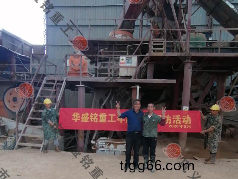 河(he)卵(luan)石(shi)製砂現場