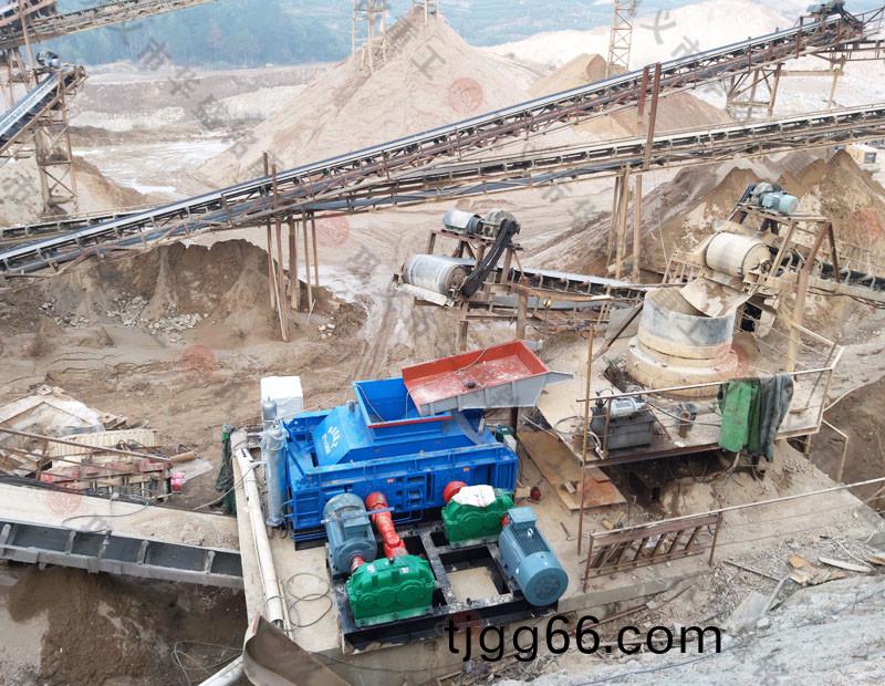 河(he)南對輥(gun)製砂機生産(chan)現(xian)場(chang)