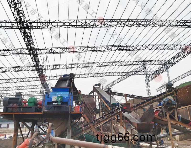 湖北(bei)對(dui)輥(gun)製砂(sha)機安裝(zhuang)現場