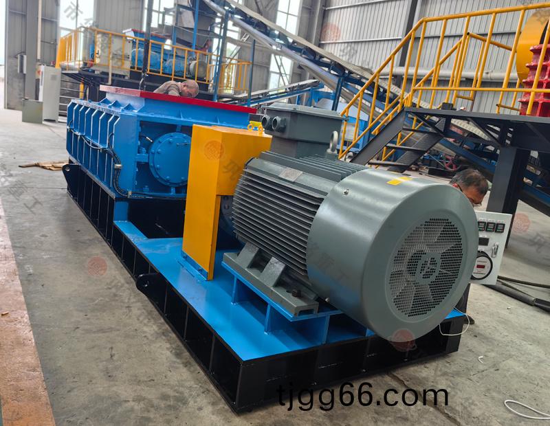 瀝(li)青路麵石(shi)子粉碎(sui)機(jī)(ji)