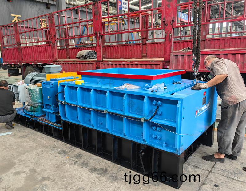 瀝青(qing)麵層破(po)碎(sui)機(jī)