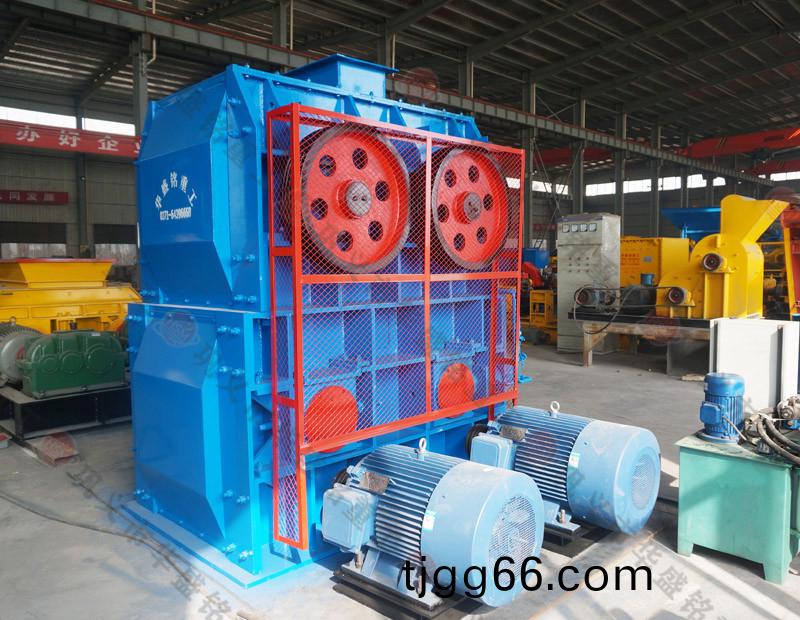 銑鑤(bao)料(liao)四(si)齒(chi)輥(gun)破碎(sui)機