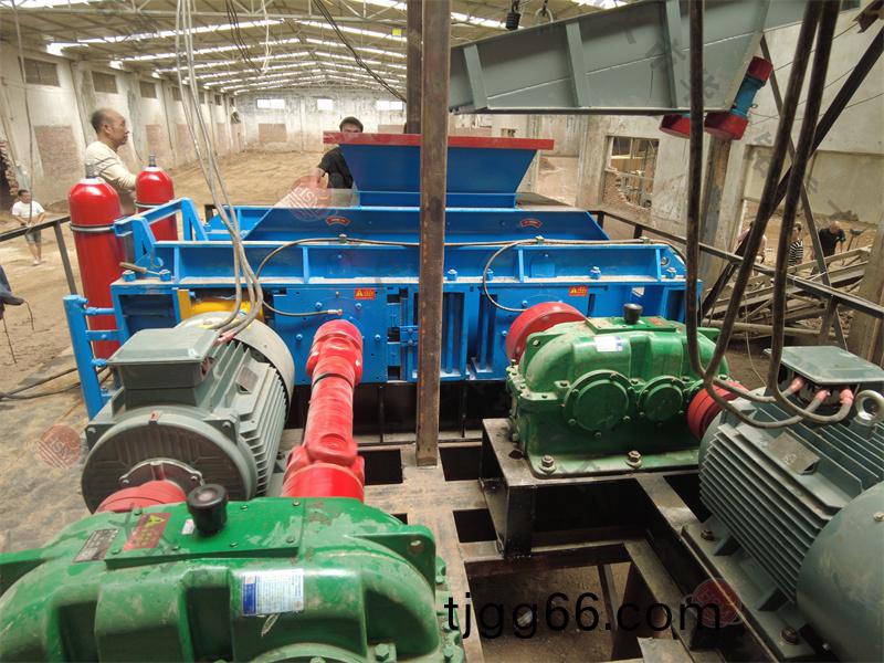 瓜(gua)米石對(dui)輥製砂機