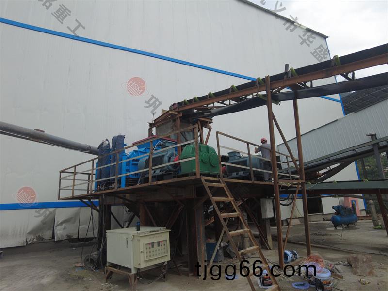 瓜米石對(dui)輥(gun)製砂(sha)機