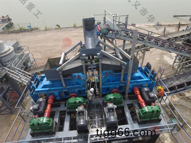 液(ye)壓式(shi)對(duì)(dui)輥(gun)製砂機(jī)(ji)