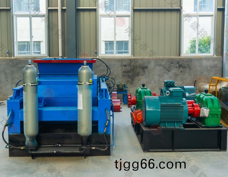 石英砂對(duì)(dui)輥(gun)式(shi)製砂機(jī)