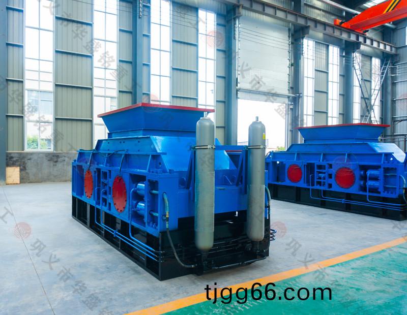 1510大型(xing)液(ye)壓對(duì)輥(gun)製(zhi)砂機(jī)