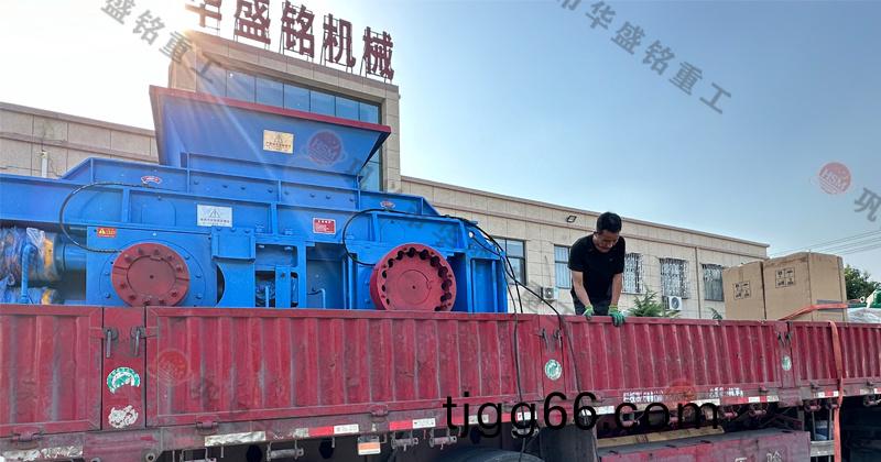 大(da)型(xing)1510對(dui)輥(gun)破碎機