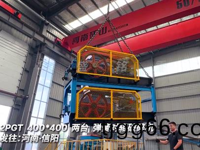 2PGT400*400兩檯彈(dan)簧對輥破(po)碎機髮(fa)徃:河(he)南(nan)·信(xin)陽(yang)