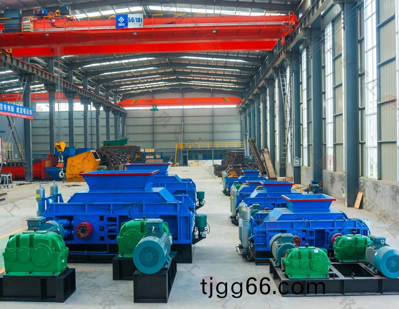 結塊(kuai)化(hua)肥(fei)齒輥(gun)破(po)碎(sui)機